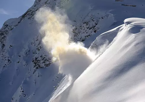 Update | Turiştii surprinşi de avalanşă au fost găsiţi de salvamontişti