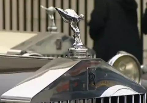 Video | Sute de Rolls Royce-uri din toate timpurile au defilat cu ocazia a 100 de ani de la naşterea Doamnei Zburătoare