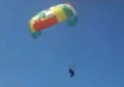 Video | Măgarul rus care făcea parasailing a murit în urma unui infarct