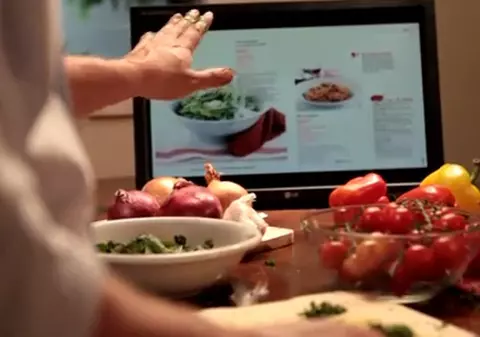Cum să-ţi controlezi computerul prin mişcările mâinii, fără să-l atingi