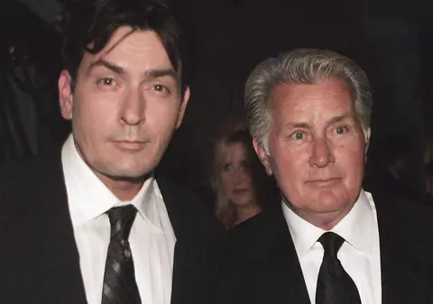 Charlie Sheen, ameninţat de tatăl său 