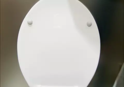 A născut în toaleta unui stadion şi a lăsat bebeluşul în WC