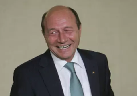 Traian Băsescu: ”Şi eu vreau salariu mai mare, că nu am voie să am costumul ros în coate”