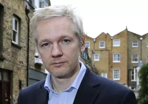 Autorul unei cărţi despre Assange: ”Are copii cu minore şi probleme cu igiena”