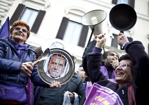 Manifestaţie împotriva lui Silvio Berlusconi cu fluiere şi capace de oală