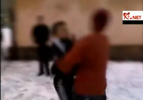 Video | S-au luat la bătaie în curtea şcolii, încurajaţi de colegi