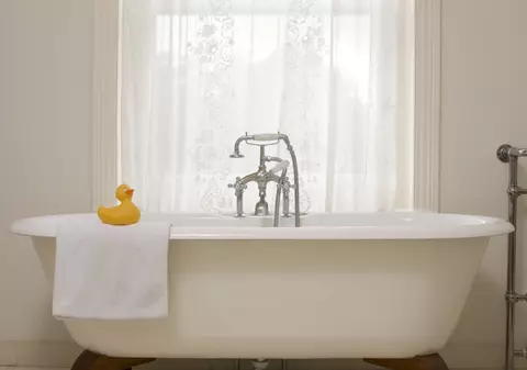 Un hoţ a adormit în cadă când încerca să fure instalaţia sanitară din baie