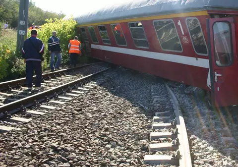 Circulaţie feroviară pe ruta Craiova-Timişoara, blocată după ce un vagon al unui tren a deraiat