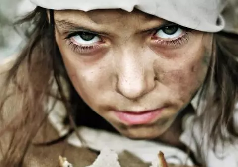 Doi părinţi, arestaţi preventiv după ce şi-au ţinut copii nemâncaţi, în frig şi le-au interzis să meargă la şcoală