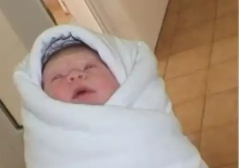 Vezi prima fotografie cu bebeluşul lui Dinu Maxer!
