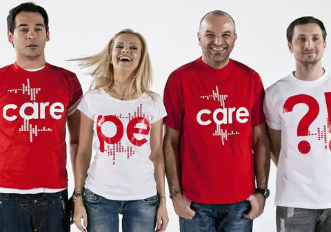 Video | Simona Gherghe, Capatos, Răzvan şi Dani fac cel mai lung şnur de Mărţişor