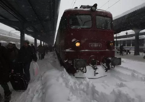 Trenurile circulă cu restricţie de viteză în mai multe zone din România, din cauza zăpezii şi a viscolului. Regiunile afectate