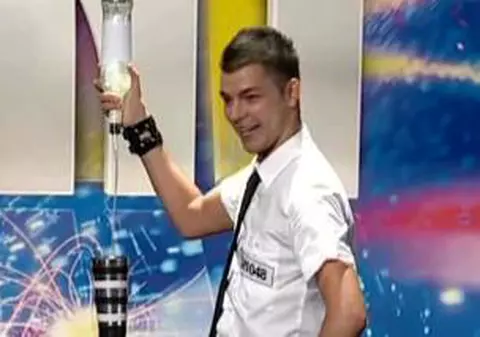 Video | Valentin Luca, barmanul care i-a dat gata pe juraţii de la "Românii au talent"