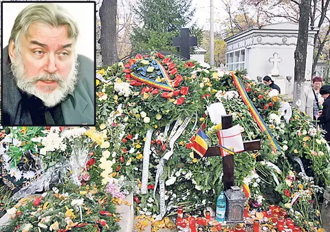 Au fost de Revelion la mormântul lui Păunescu | Familia poetului s-a recules în Cimitirul Bellu, în ultima noapte a lui 2010