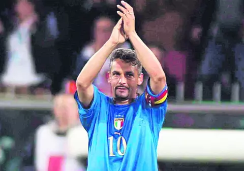 Roberto Baggio și-a sărbătorit ziua de naștere printre ruinele din localitatea Amatrice. Starul nu și-a putut stăpâni lacrimile / VIDEO