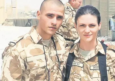 Cei doi militari români care s-au căsătorit în Afganistan s-au întors la fetiţa lor