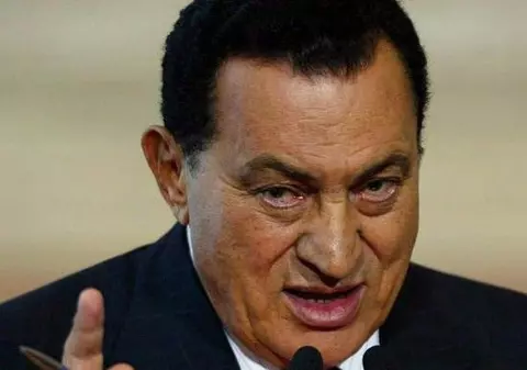 Mubarak conduce Egiptul din umbră?