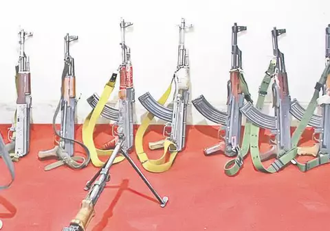 Traficanţii de arme, vânduţi de 'fetiţe'?