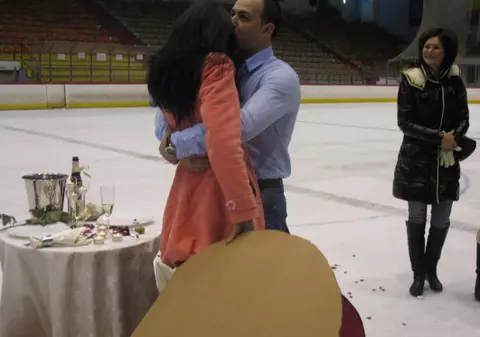 Foto & Video | A închiriat un patinoar ca să-şi ceară iubita de soţie
