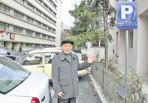 Locatarii unui bloc de pe Calea Victoriei se ceartă cu angajaţii Ministerului Economiei: «Vor să ne ia locurile de parcare»