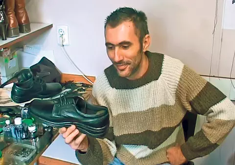 Ştefan Filipaş, un meşter din Arad, a confecţionat încălţările promise preşedintelui: «Băse, pantofiite costă 75 de lei!»