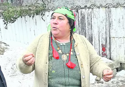 Rudele o apără pe cea mai tânără bunică din lume, femeia de 23 de ani din Iveşti, Galaţi: «Noi ne creştem copiii, voi vi-i aruncaţi!»