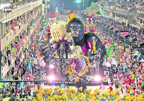 Explozie de culoare, veselie şi lumini la celebrul festival de la Rio de Janeiro / Fugiți, trece gorila King Kong!