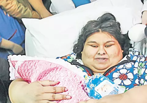 Bătaie pe copil în familia celei mai grase mame din România