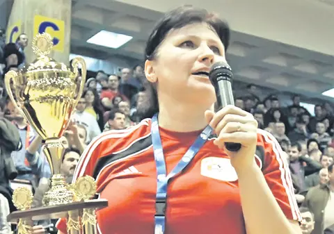 Luminiţa Huţupan, fericită că datorită ziarului nostru a semnat cu Oltchim: «Mulţumesc, Libertatea!»