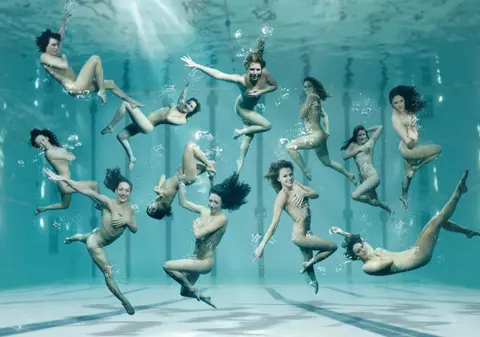 "Sirenele" britanice se bălăcesc dezbrăcate!