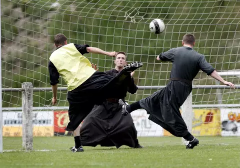 Preoții din Ploiești se apucă de fotbal!