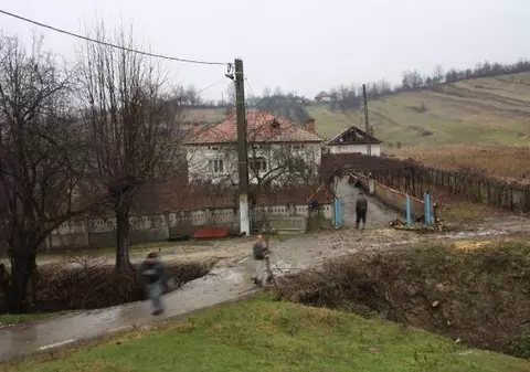 Alertă în județul Bacău! Zece familii din Comănești au fost evacuate din cauza alunecărilor de teren