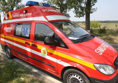 A ajuns la spital lovit cu maşina şi bătut