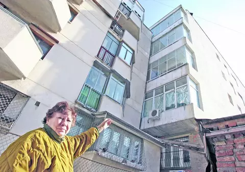 Vă vine să credeți? Între blocurile astea sunt doar 15 centimetri