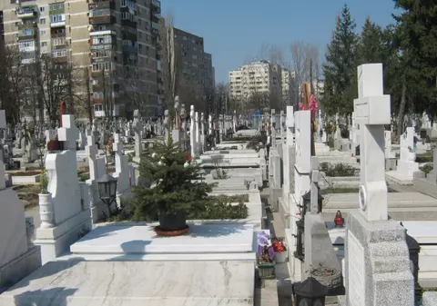 Bradul de Crăciun e încă pe mormântul bătrânului Oprescu