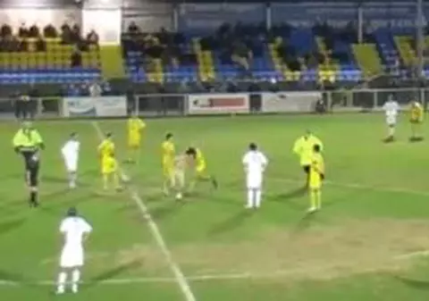 Video | Un jucător a fost eliminat pentru că a scos un exhibiţionist de pe teren!