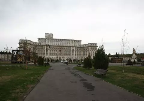 Taxă la Casa Poporului pentru studenții străini