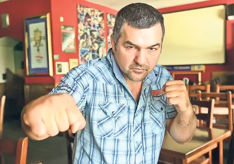 Leonard Doroftei are poliţia pe urme, după ce un angajat al pubului său susţine că «Moşu’» l-a bătut şi i-a strigat: «Fugi, că te omor!»