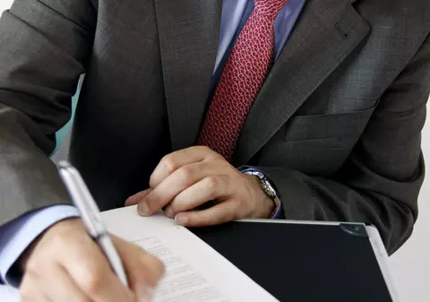 Un escroc a păcălit 200 de oameni că îi duce la muncă în Occident