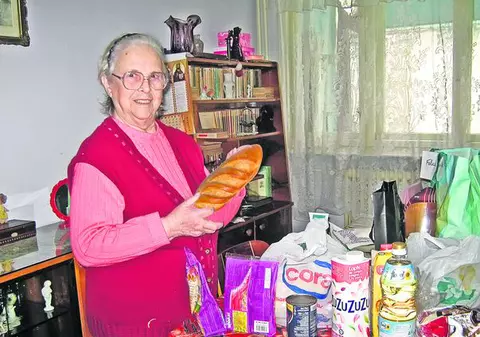 Cititorii Libertăţii le-au ajutat pe bătrânele sărace din Capitală: «Cu mâncarea asta trăiesc o lună»