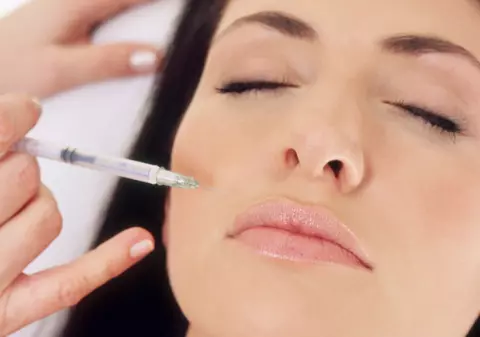 Vrea ca fiica de 8 ani să devină vedetă, aşa că îi face injecţii cu botox