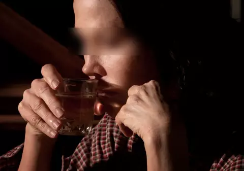 Destăinuirile unei femei care a renunţat la dependenţa de alcool: "Beam până mă lua somnul, apoi o luam de la capăt"