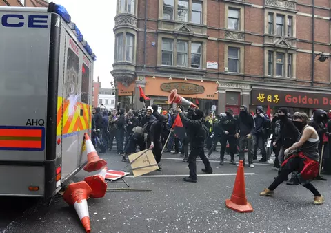 Foto | Cât de violenți sunt protestatarii de la Londra!