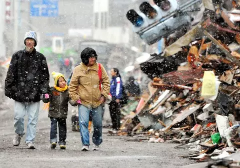 Ninsorile și frigul au pus stăpânire pe regiunile devastate de tsunami, în Japonia