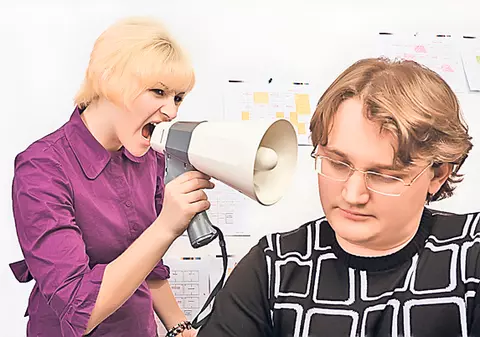 Fie șefu’ cât de rău, nu renunț la jobul meu! 45% din români nu demisionează, indiferent de tirania superiorului