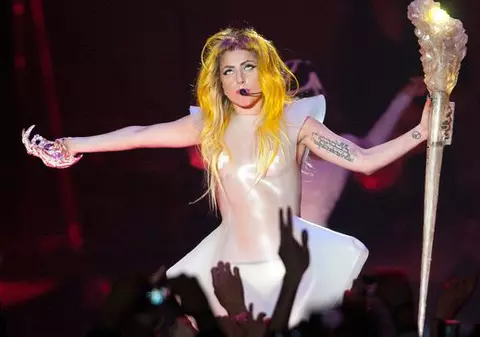Lady Gaga a început să chelească