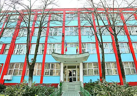 Doi elevi de la Liceul de Telecomunicaţii s-au ciomăgit în faţa colegilor