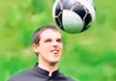 Ce șmecheri sunt! Preoții joacă fotbal în sutană, încălțați cu pantofi sport de firmă