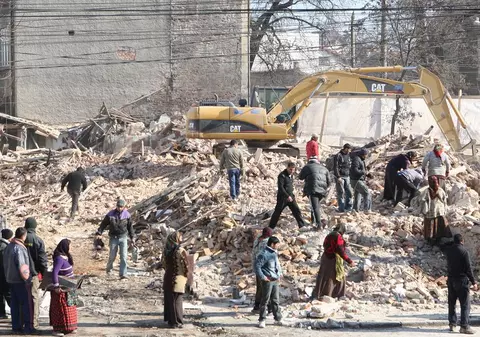 VIDEO | Furau fierul vechi direct de sub excavator