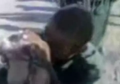 Video | Oamenii lui Gaddafi, puşi să mănânce şi să sărute câini morţi